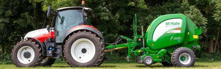 Steyr 4130 der eine McHale F5400c zieht